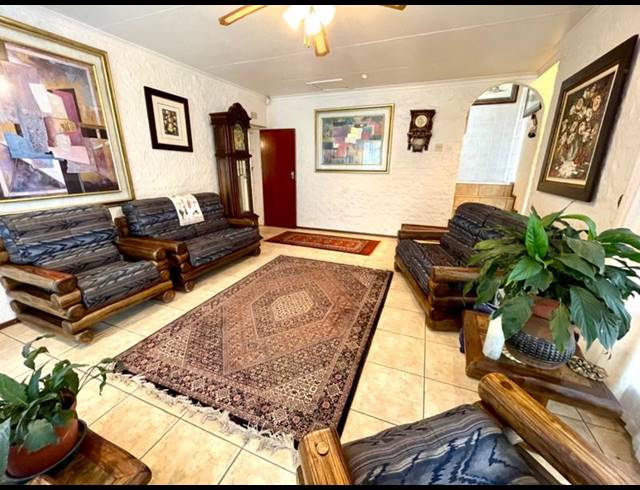 6 BEDROOM HOUSE FOR SALE IN NOORDHEUWEL